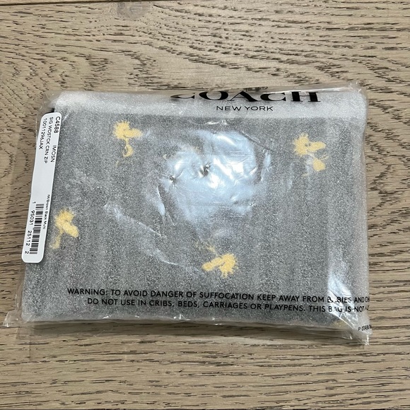 Coach X Peanuts Corner Zip Wristlet In Signature Canvas With Woodstock Print - Picture 2 of 2